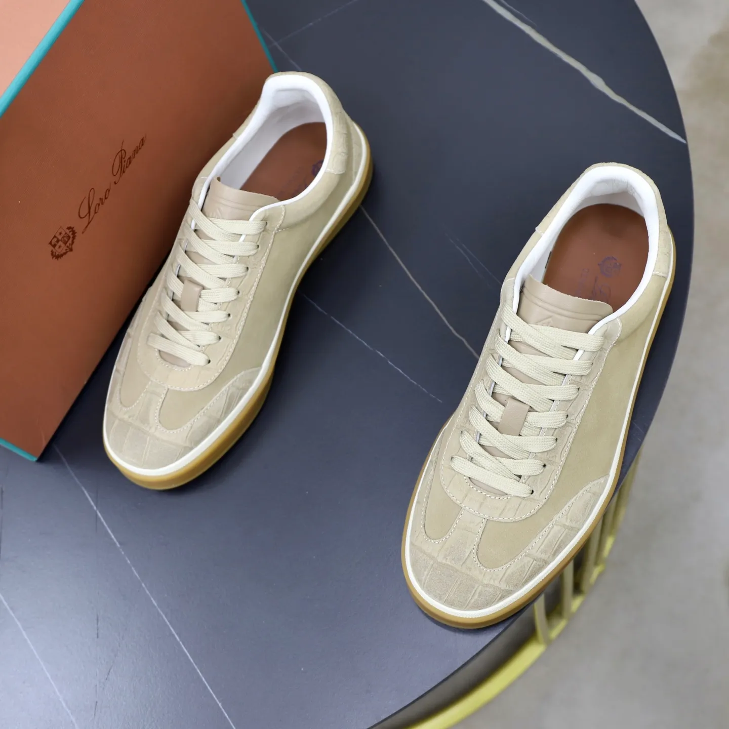 Ex-factory price: 560💰Loro Piana Tennis Walk men’s moral training sneakers! These new textured leather tennis shoes feature an ultra-low-top design for year-round wear and are water-resistant. The wrapped sole creates an effortlessly attractive color combination that harmoniously blends functionality with understated style. The ideal footwear option for urban dressing. The heel is decorated with a soft calfskin tongue with Kummel color inserts and an embossed LP logo. Cotton shoelaces. Material: Upper: Gray woven stitching with cowhide accents! Sole: Rubber lining: Cow leather original rubber sole, excellent foot comfort, complete package! Size: 38-39-40-41-42-43-44 leather shoe size (4546 can be customized)